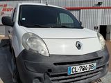 une camionnette blanche garée devant un bâtiment