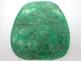 un gros plan sur un morceau de jade vert orné de sculptures