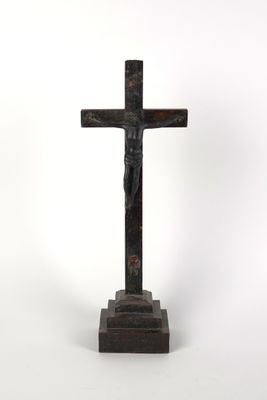 une vieille croix en bois surmontée d'une croix noire