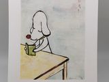 une image représentant un tableau où l'on voit un chien assis à une table avec une tasse de café