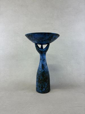 une image d'un vase bleu sur fond blanc