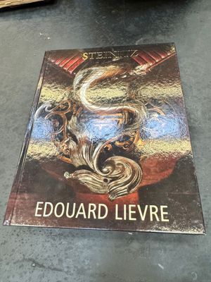 un livre posé sur une table