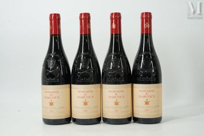 trois bouteilles de vin rouge sont alignées sur une surface blanche