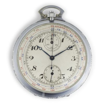 un gros plan d'une montre de poche en argent sur fond blanc