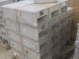 de nombreux cartons empilés les uns sur les autres dans un entrepôt
