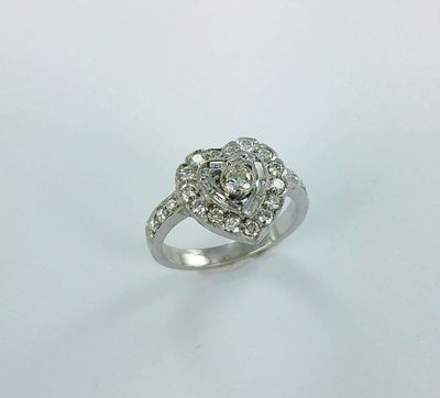 gros plan d'une bague en diamant sur une surface blanche
