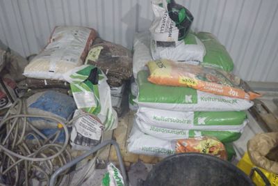 une pile de sacs et encore des sacs remplis de nourriture par terre