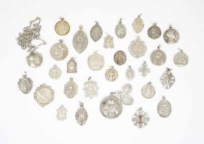 de nombreux types de bijoux en argent présentés sur un fond blanc