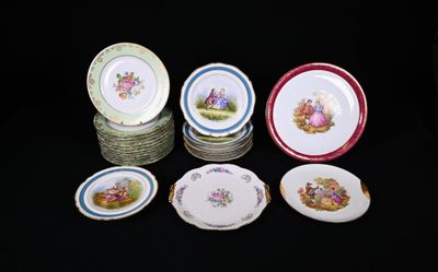 Partie de service de table en porcelaine à décor peint de sc…