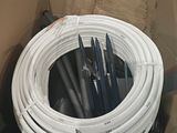 une boîte en carton avec un tas de fils à l'intérieur