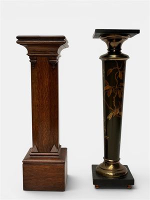 two vases that are sitting next to each other
