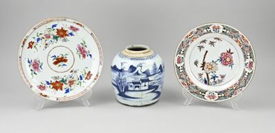 trois types différents d'assiettes en porcelaine et un vase sur un socle