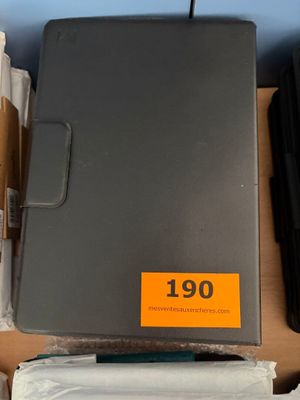 un grand nombre d'objets posés sur une table