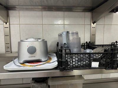 un grille-pain argenté posé sur le plan de travail d'une cuisine