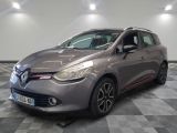 la voiture grise est garée sur un sol en damier dans le garage