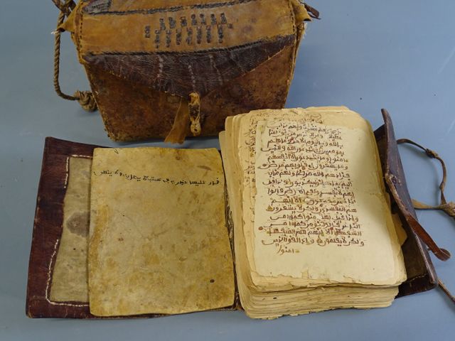 Manuscrit – Islam. Ancien livre de prières de voyage, Pages avec ...