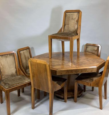 quatre chaises disposées autour d'une table sur laquelle se trouve une chaise