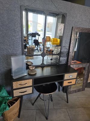 un bureau avec un miroir et un tabouret dans une pièce