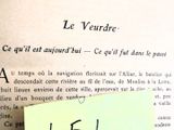un bout de papier épinglé sur un autre bout de papier sur lequel on a écrit quelque chose