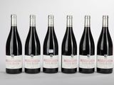 six bouteilles de vin rouge alignées