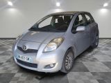 une photo d'une toyota yaris argentée garée dans un garage