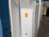 de nombreuses toilettes dans un entrepôt, avec une étiquette de prix accrochée au mur
