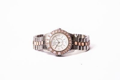 une montre posée sur une surface blanche