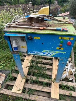 une machine bleue posée sur une palette