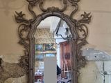 un miroir accroché au mur d'une pièce
