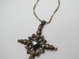 gros plan d'un collier sur une surface blanche