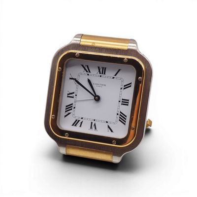 une montre en or et en argent dont le cadran est orné de chiffres romains
