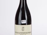 une bouteille de vin posée sur une table