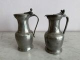 deux vases en argent posés sur une table en marbre