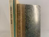 deux livres posés l'un sur l'autre sur une surface blanche