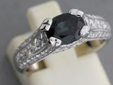un gros plan d'une bague sertie d'un diamant noir