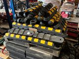 un tas de matériel noir et jaune dans un entrepôt