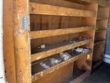 une étagère en bois à l'arrière d'un camion