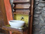 un lavabo et un meuble de rangement dans une pièce aux murs en pierre