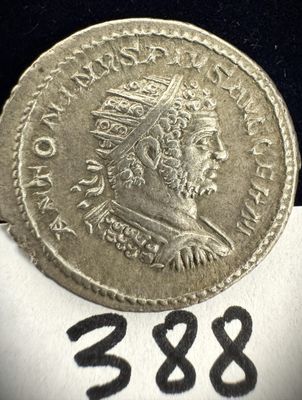 un gros plan d'une pièce de monnaie posée sur une feuille de papier blanc