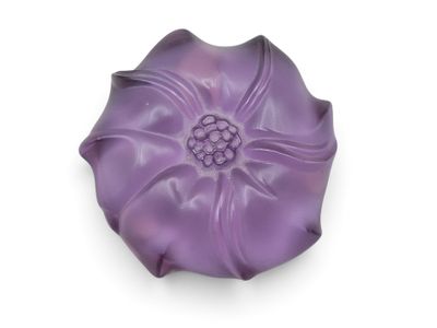 moule à gâteau en forme de fleur violette posé sur une surface blanche, sur fond blanc