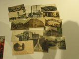 de nombreuses cartes postales anciennes accrochées au mur d'une pièce