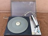 un tourne-disque posé par terre