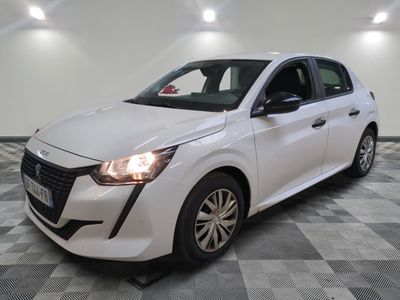 la voiture blanche est garée sur un sol en damier dans le garage