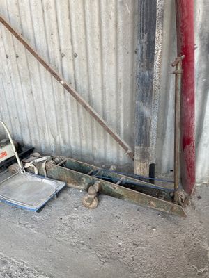 une petite échelle posée par terre à côté d'un bâtiment
