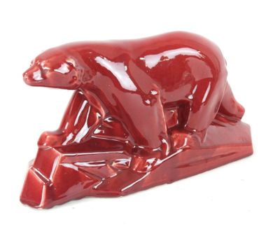 une statue d'ours rouge sur fond blanc