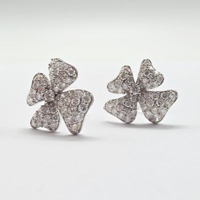 une image d'une paire de boucles d'oreilles en diamant sur fond blanc