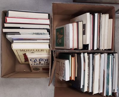 une boîte pleine de livres posée sur le sol