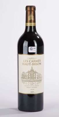 une bouteille de vin posée sur une table
