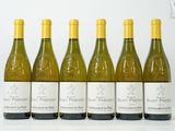 six bouteilles de vin blanc alignées sur une table