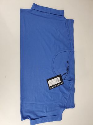 un t-shirt bleu avec une étiquette, posé sur une table